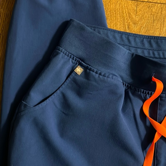 FIGS Scrub Set Top:Short Sleeve Size L Pants:Elastic Waistband & Ankles Size L - Picture 9 of 16